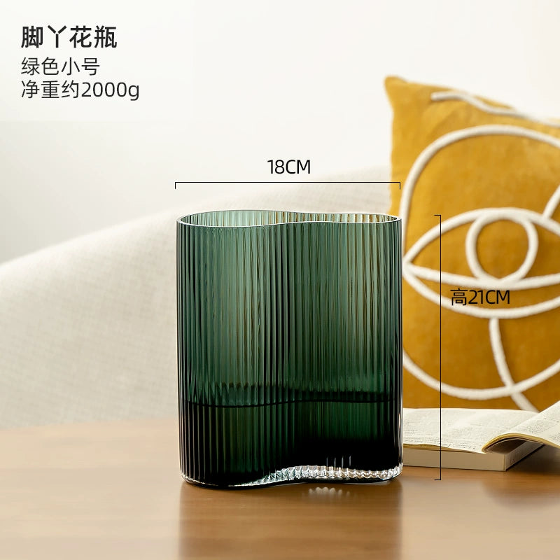 Small and niche transparent flower vase with feet