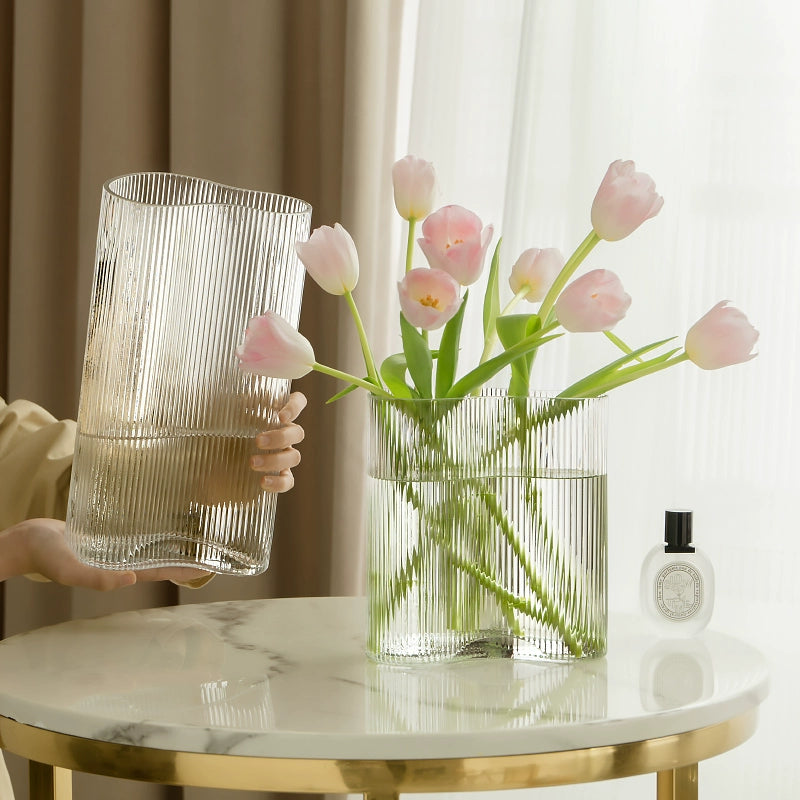 Small and niche transparent flower vase with feet
