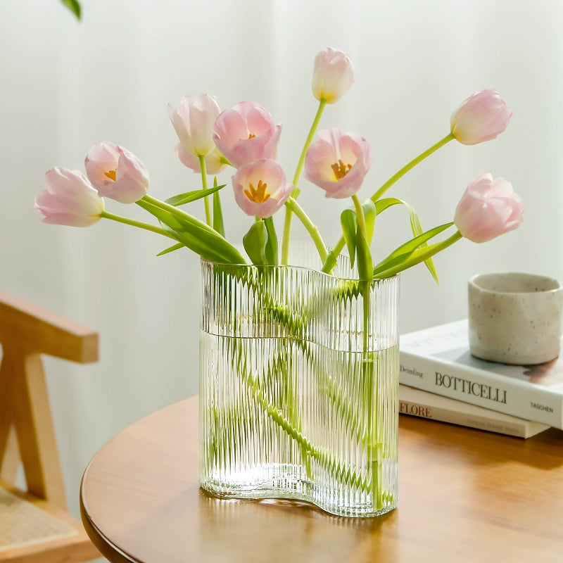 Small and niche transparent flower vase with feet