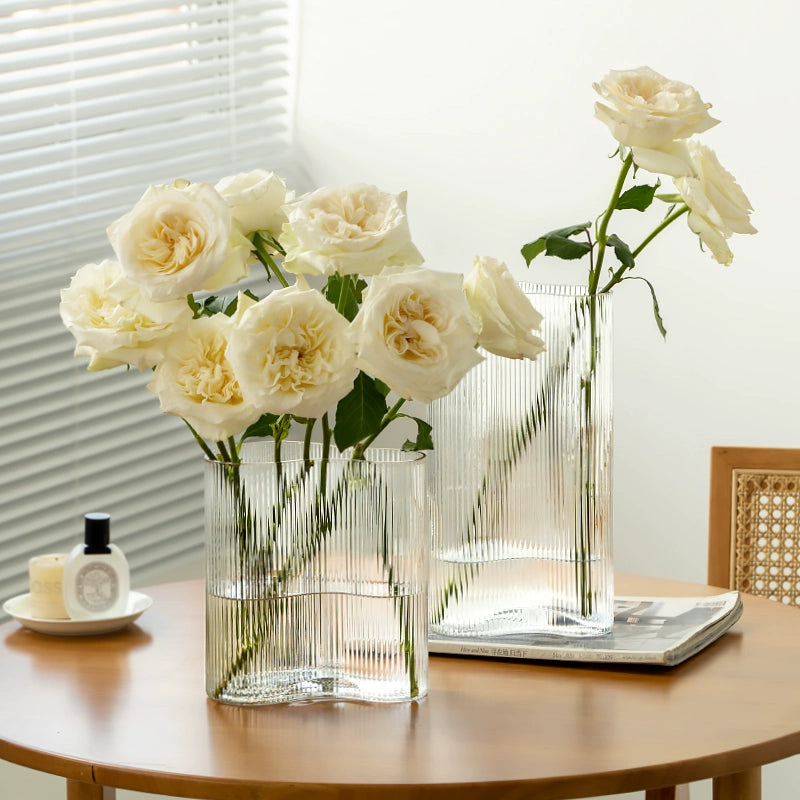 Small and niche transparent flower vase with feet