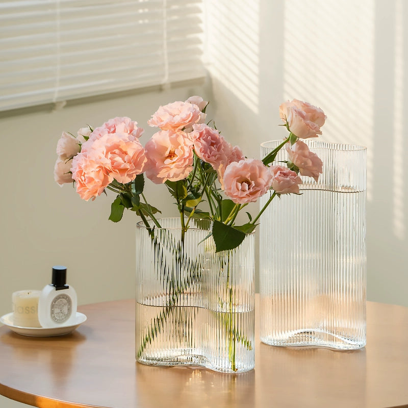 Small and niche transparent flower vase with feet