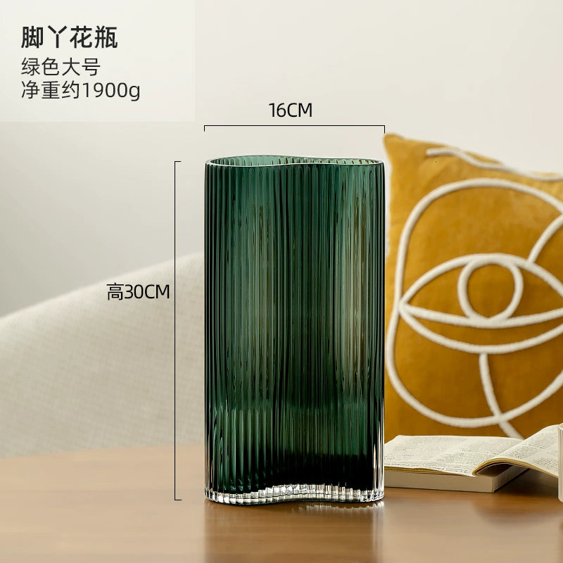 Small and niche transparent flower vase with feet