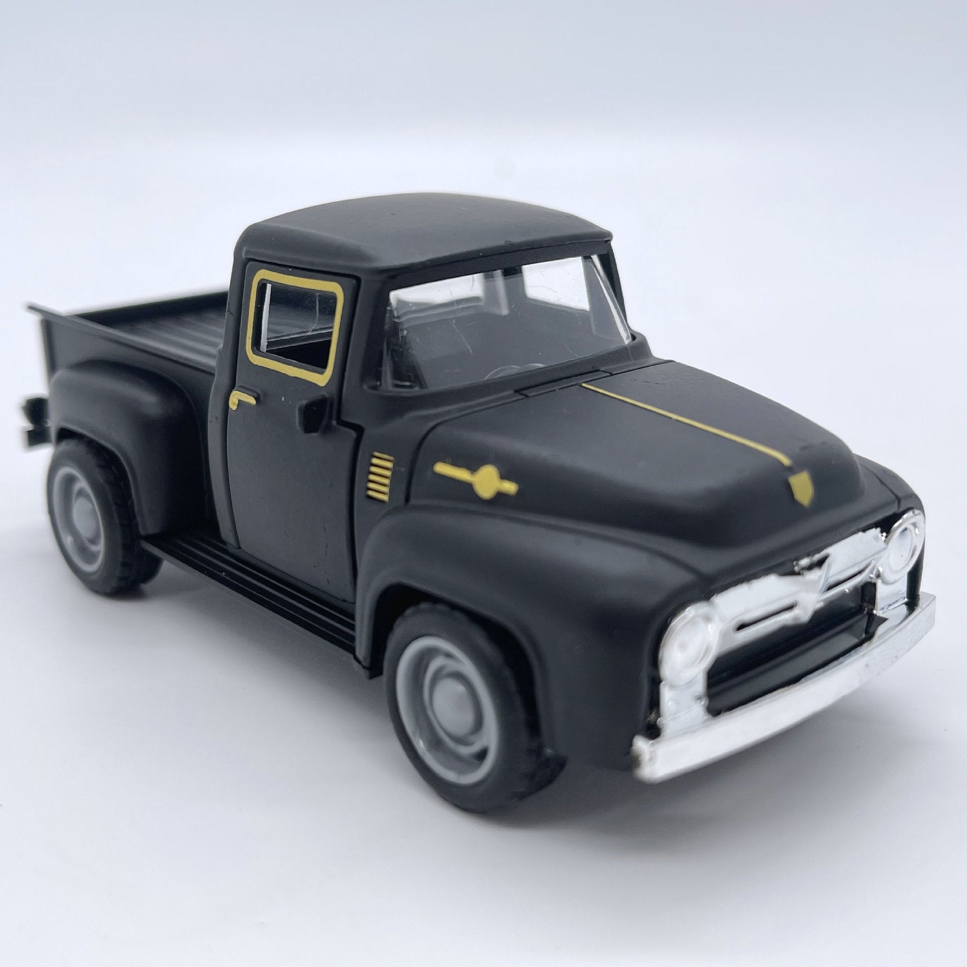 Vintage Alloy Pickup Truck Model – 1:32 Die-Cast Mini Car for Collectors & Home Decor