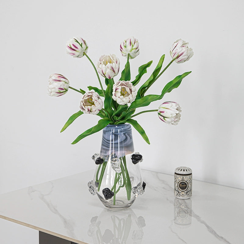Transparent and minimalist vase
