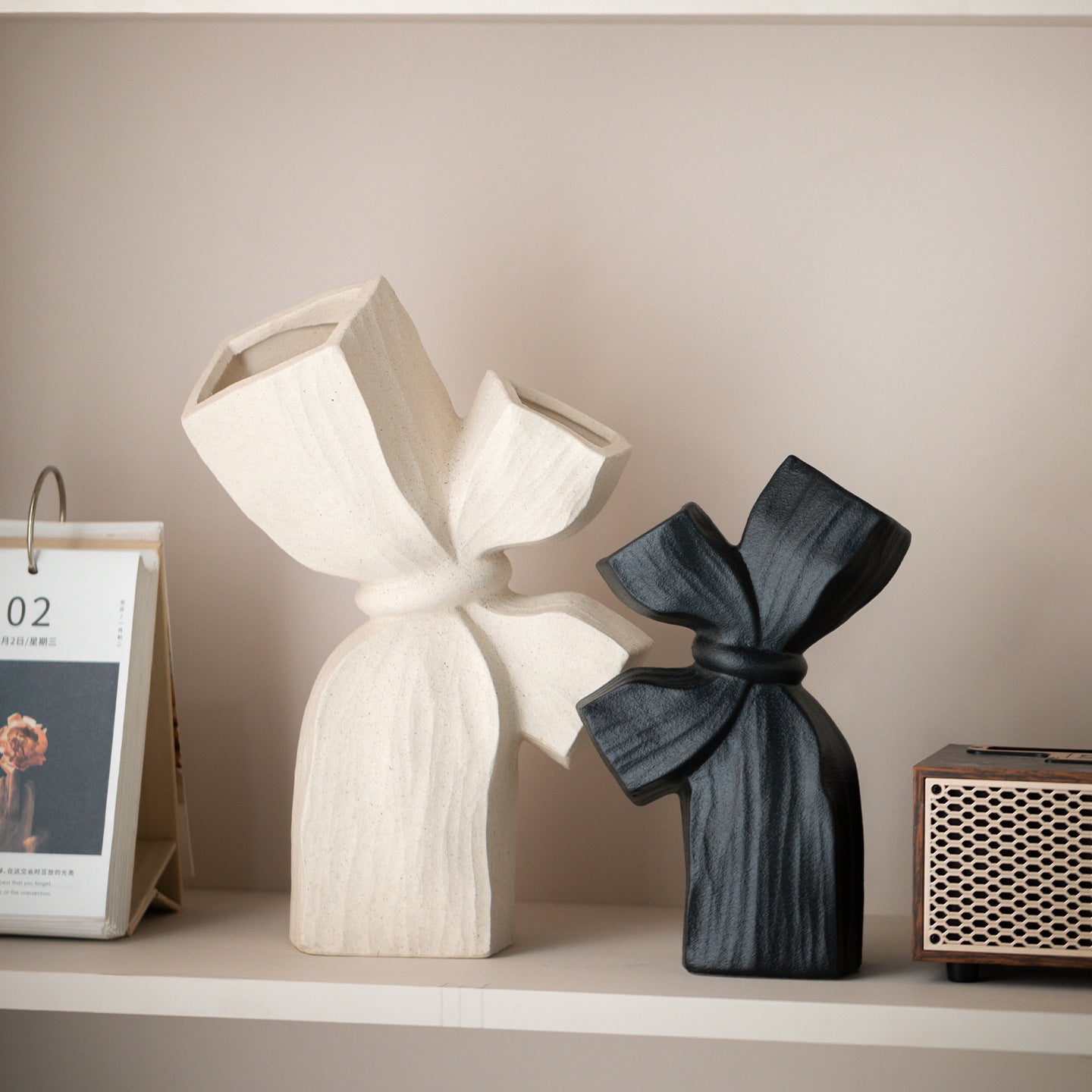 Abstract Ceramic Art Sculpture: Minimalist Knot-Shaped Home Decor for Living Room, Bedroom & Office - Modern Aesthetic Tabletop Ornament (2 Sizes/2 Colors)