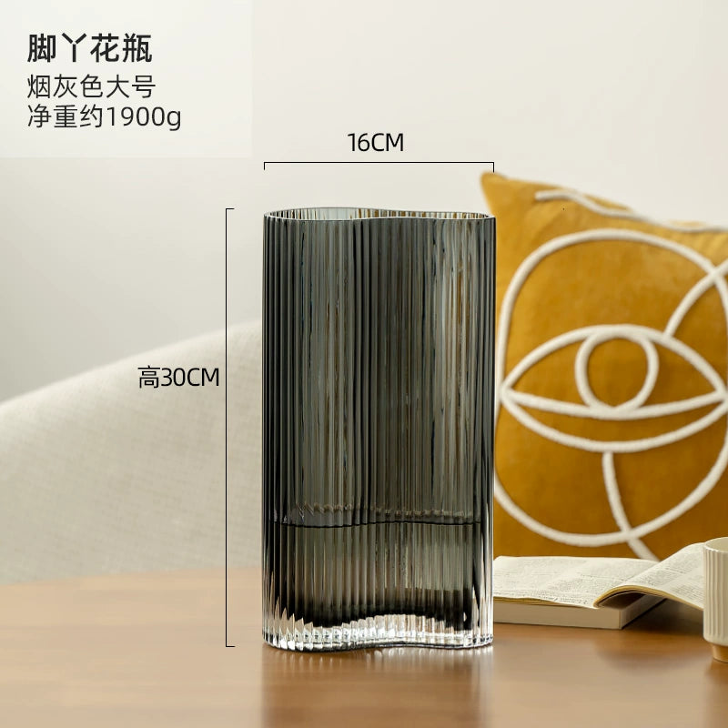 Small and niche transparent flower vase with feet