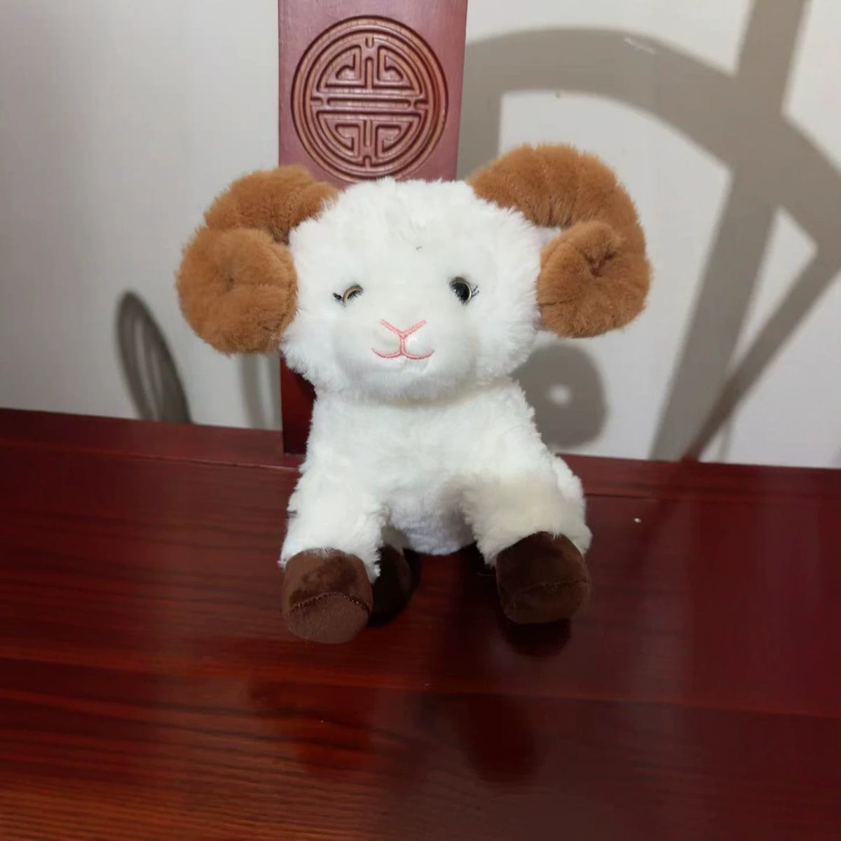 Curly Horn Sheep Plush Toy, 23 cm Cream Ram Stuffed Animal for Nursery Shelves, Cozy Rooms and Animal Gifts