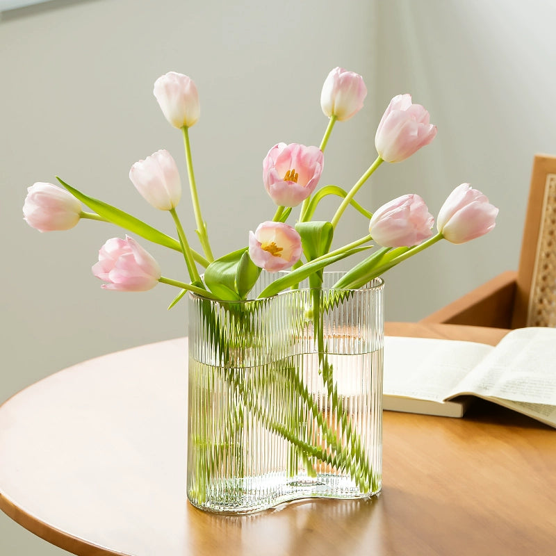 Small and niche transparent flower vase with feet