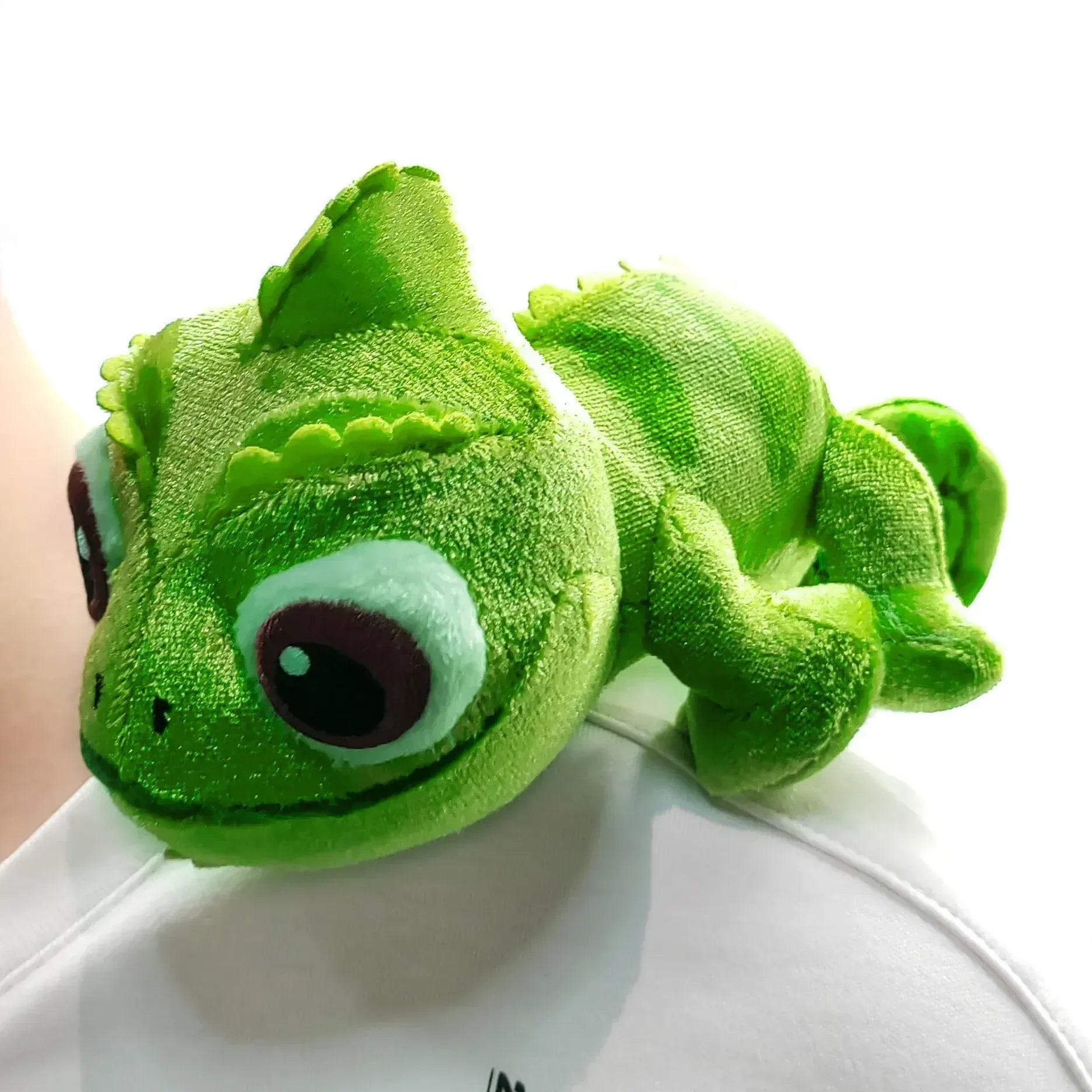“15cm Green Chameleon Plush Toy - Lifelike Stuffed Animal with Rainforest Charm, Soft Cuddly Companion for Kids &amp; Reptile Lovers”